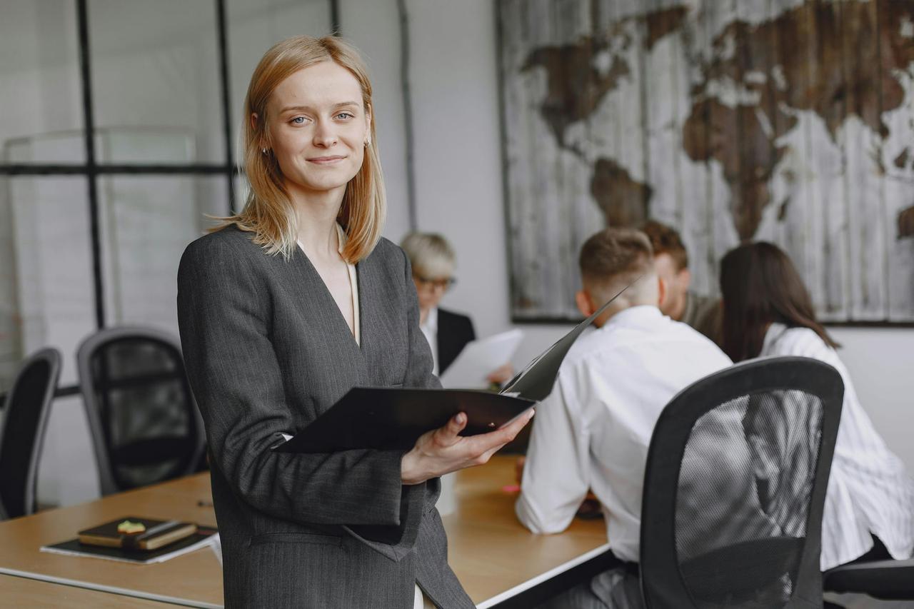 As funções e habilidades essenciais de um Coordenador de Ambiente de Trabalho: Uma descrição abrangente do trabalho